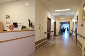 korytarz w szpitalu wraz z recepcją pielęgniarek