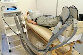 pacjentka leży na łóżku podłączona do urządzenia medycznego